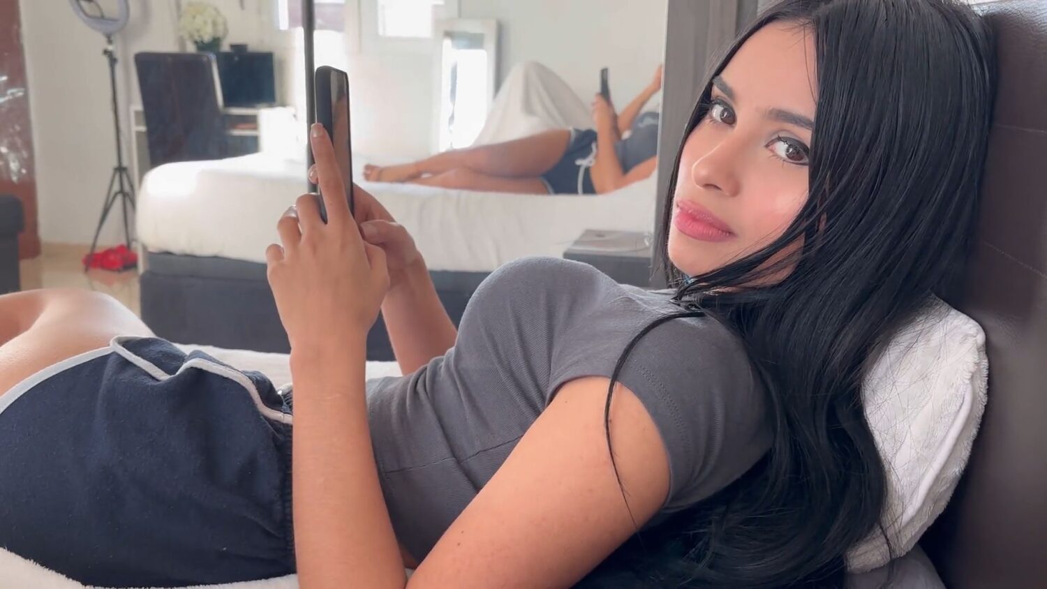 Shawty Lanna น้องสาวต่างพ่อแม่เห็นพี่ชายแข็ง ลุกขึ้นดูแล้วอดใจไม่ไหวอมเย็ด