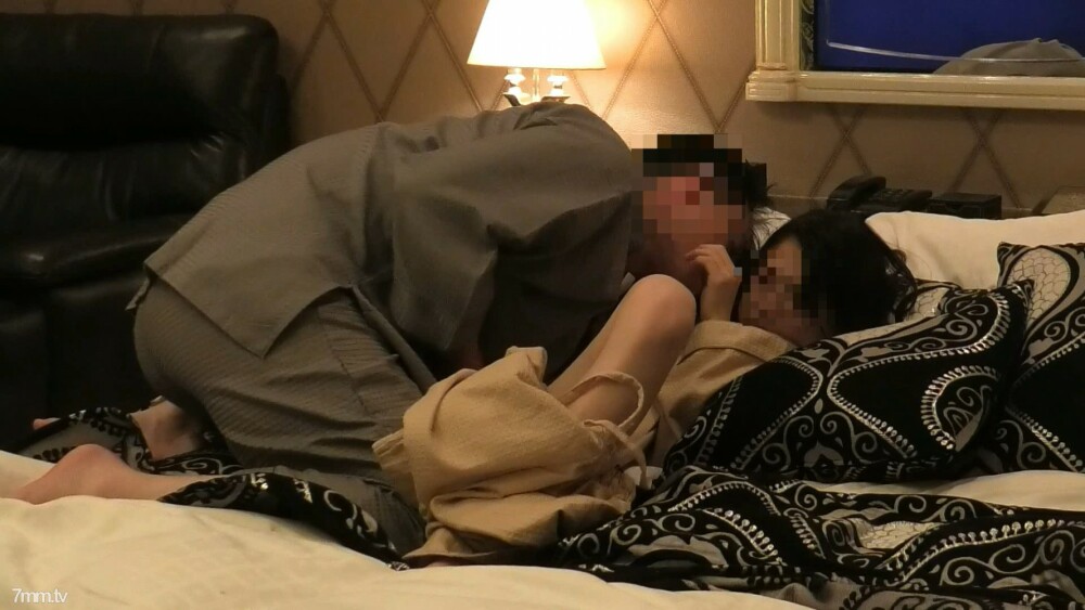 FC2-PPV-1531921 สาวน้อยตูดสวยโดนรุม