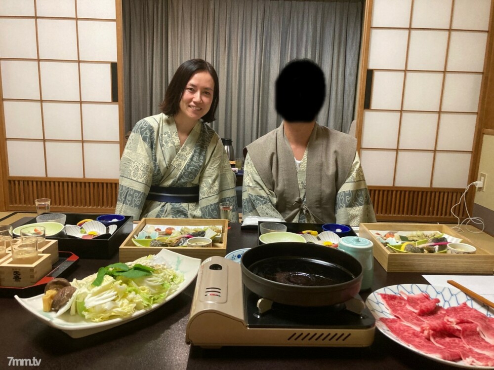 FC2-PPV-1593766 สาวน้อยตูดเด้งเย็ดสด