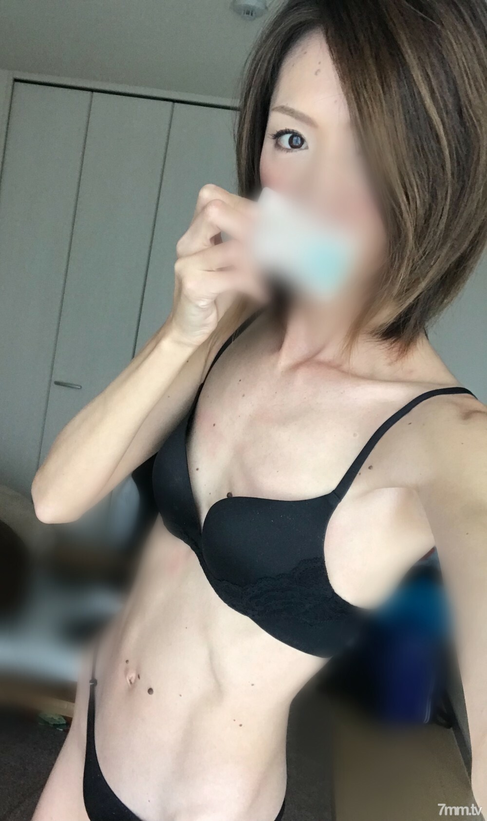 FC2-PPV-1597881 สาวน้อยหุ่นดีช่วยตัวเอง