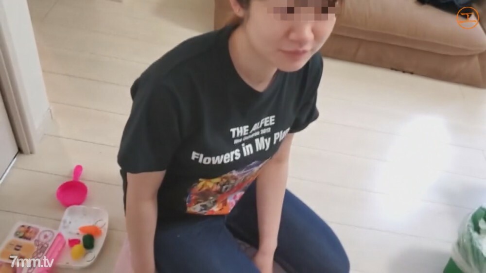 FC2-PPV-2201413 สาวน้อยหุ่นบางน้ำแตกคารู