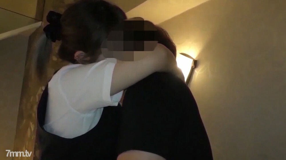 FC2-PPV-2798767 สาวผมสั้นตูดเด้งเย็ดสด