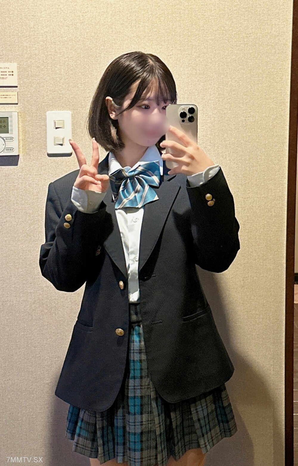 FC2-PPV-3298032 สาวนักศึกษาชุดออกกำลังกายโดนเย็ด