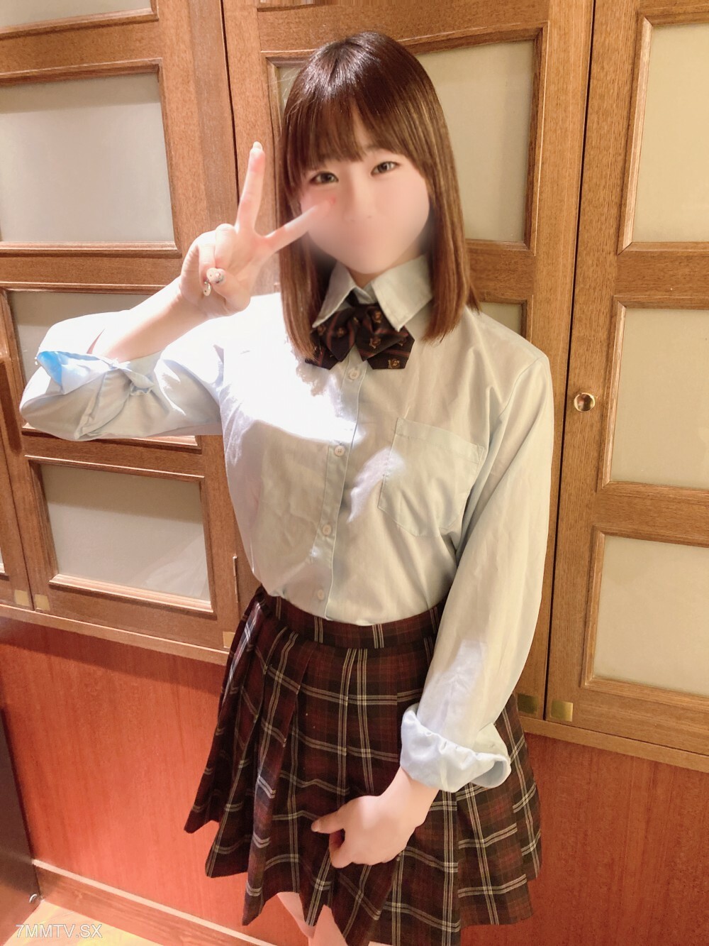 FC2-PPV-4328625 สาวน้อยน่ารักโดนเย็ดสดแตกใน