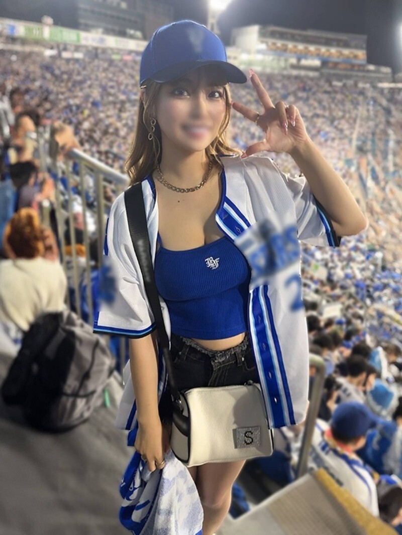 FC2-PPV-4685412 สาวน้อยหุ่นดีโดนรุม